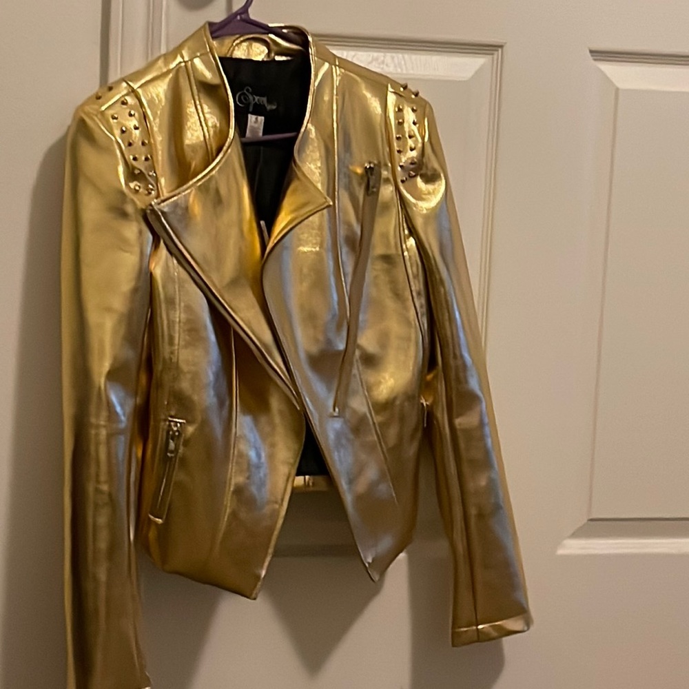 I’M SELLING A GOLD SPOON JEANS JACKET. SIZE SMALL PRICE $45 AND IT’S BRAND NEW